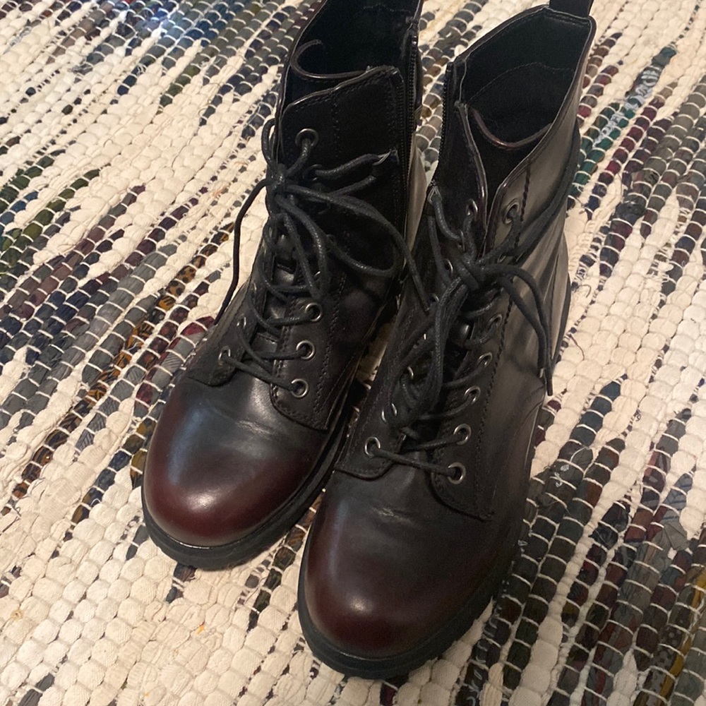 CHERRY AND BLACK COMBAT BOOTS W’s SIZE 9